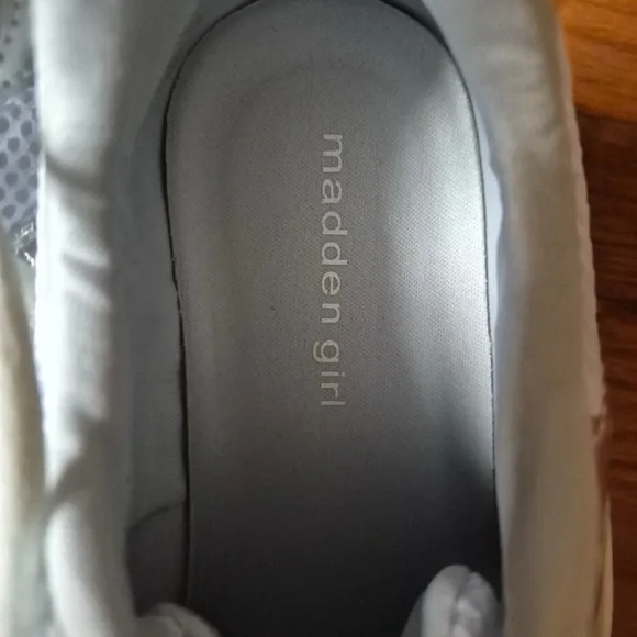 Madden Girl Women's White and Silver Sneakers, size 8.5 - Picture 6 of 7